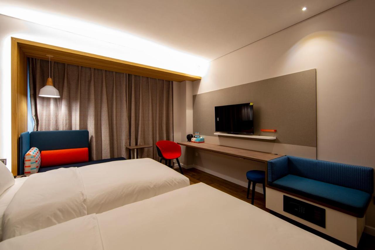 Holiday Inn Express Jinan Jingshi Road, An Ihg Hotel Екстер'єр фото