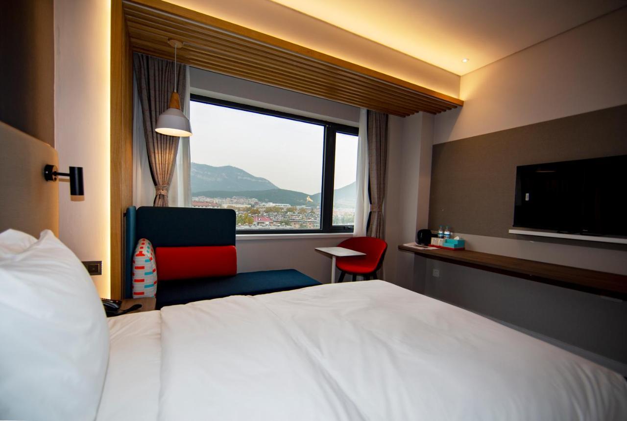 Holiday Inn Express Jinan Jingshi Road, An Ihg Hotel Екстер'єр фото