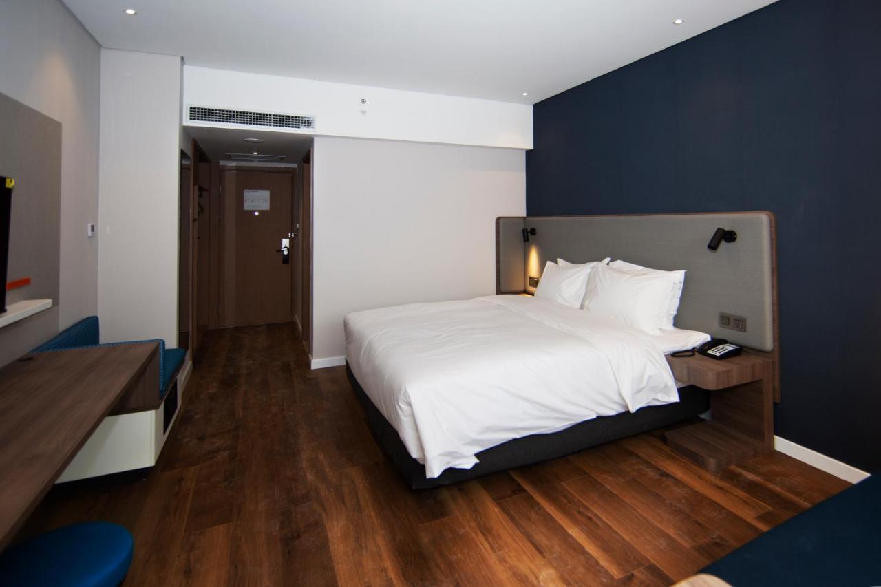 Holiday Inn Express Jinan Jingshi Road, An Ihg Hotel Екстер'єр фото