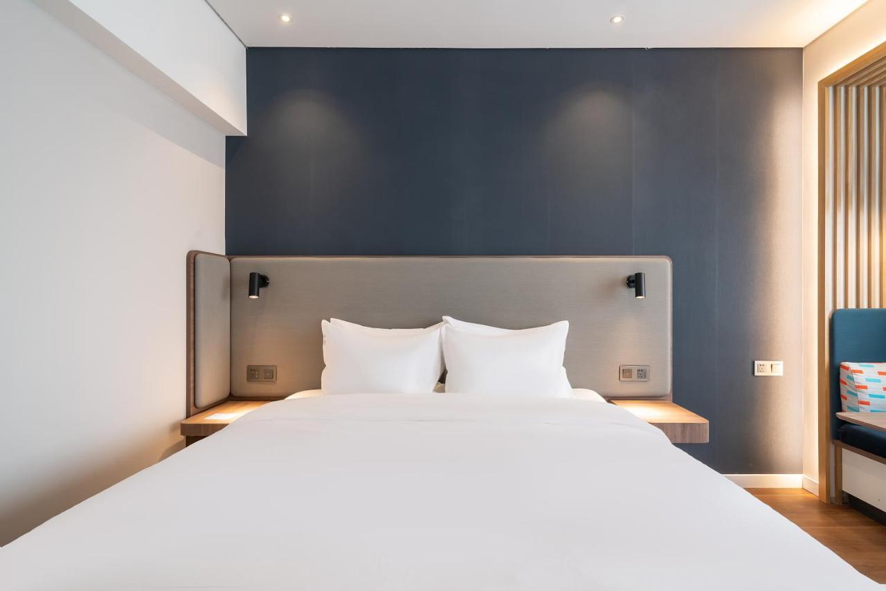 Holiday Inn Express Jinan Jingshi Road, An Ihg Hotel Екстер'єр фото