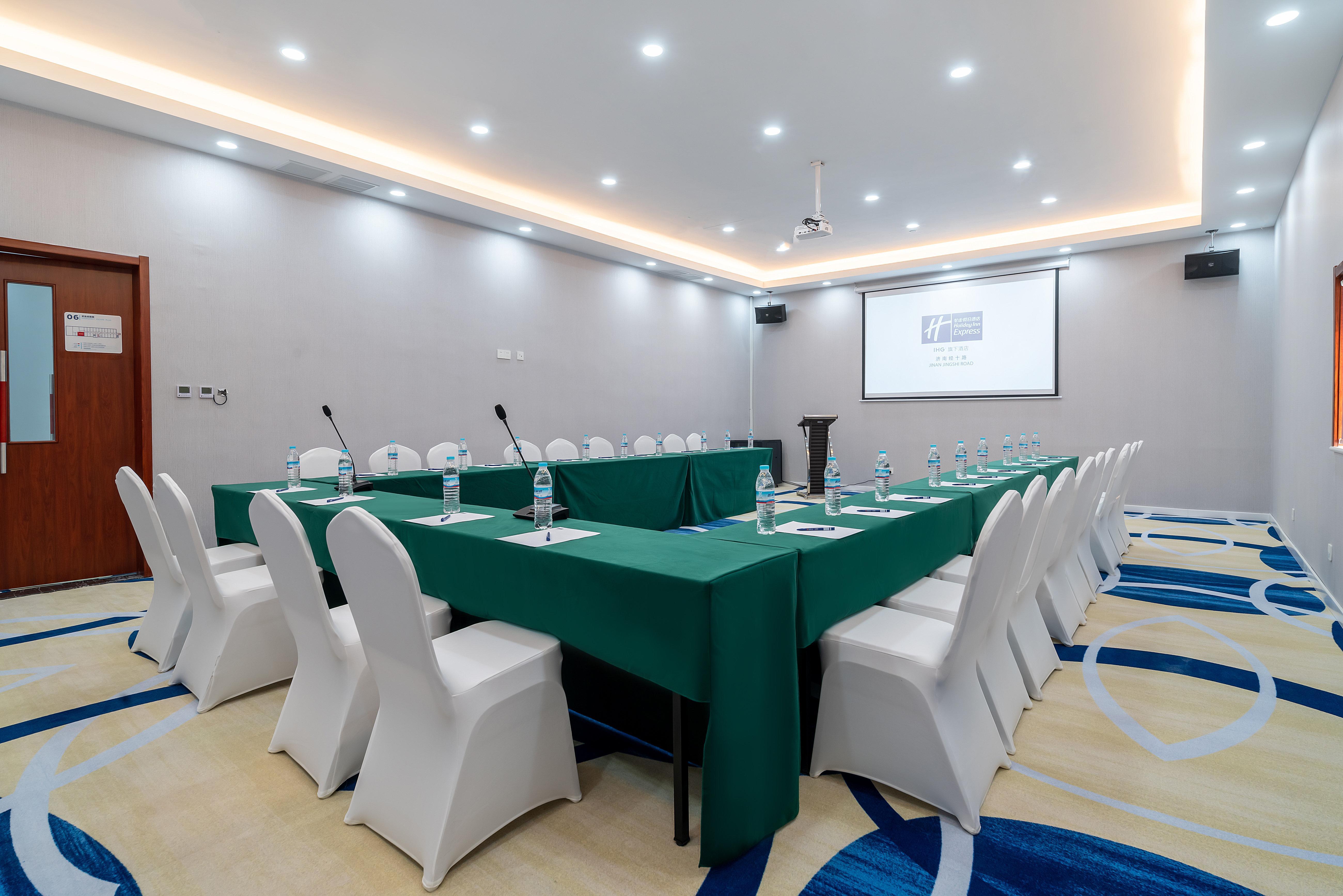 Holiday Inn Express Jinan Jingshi Road, An Ihg Hotel Екстер'єр фото
