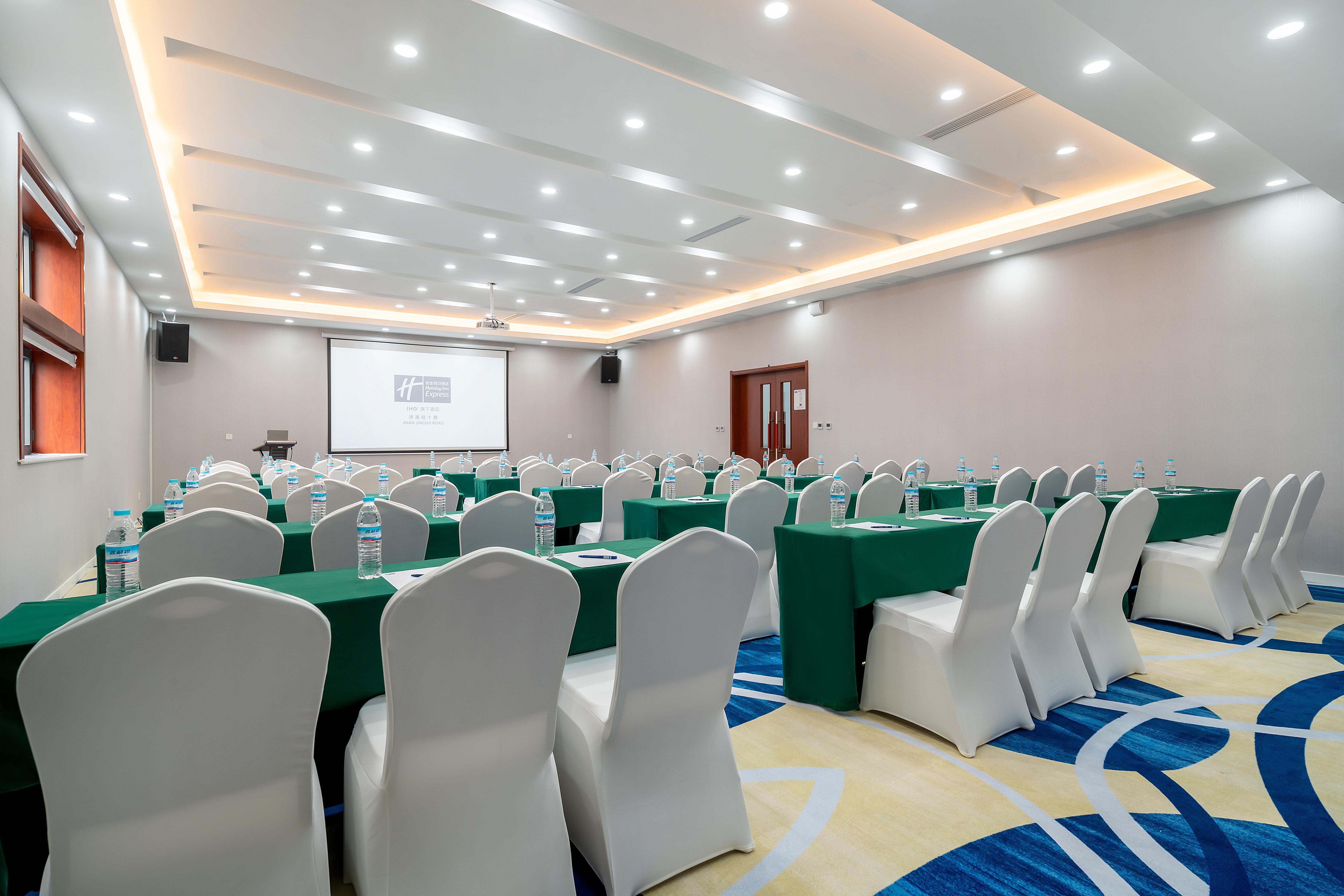 Holiday Inn Express Jinan Jingshi Road, An Ihg Hotel Екстер'єр фото