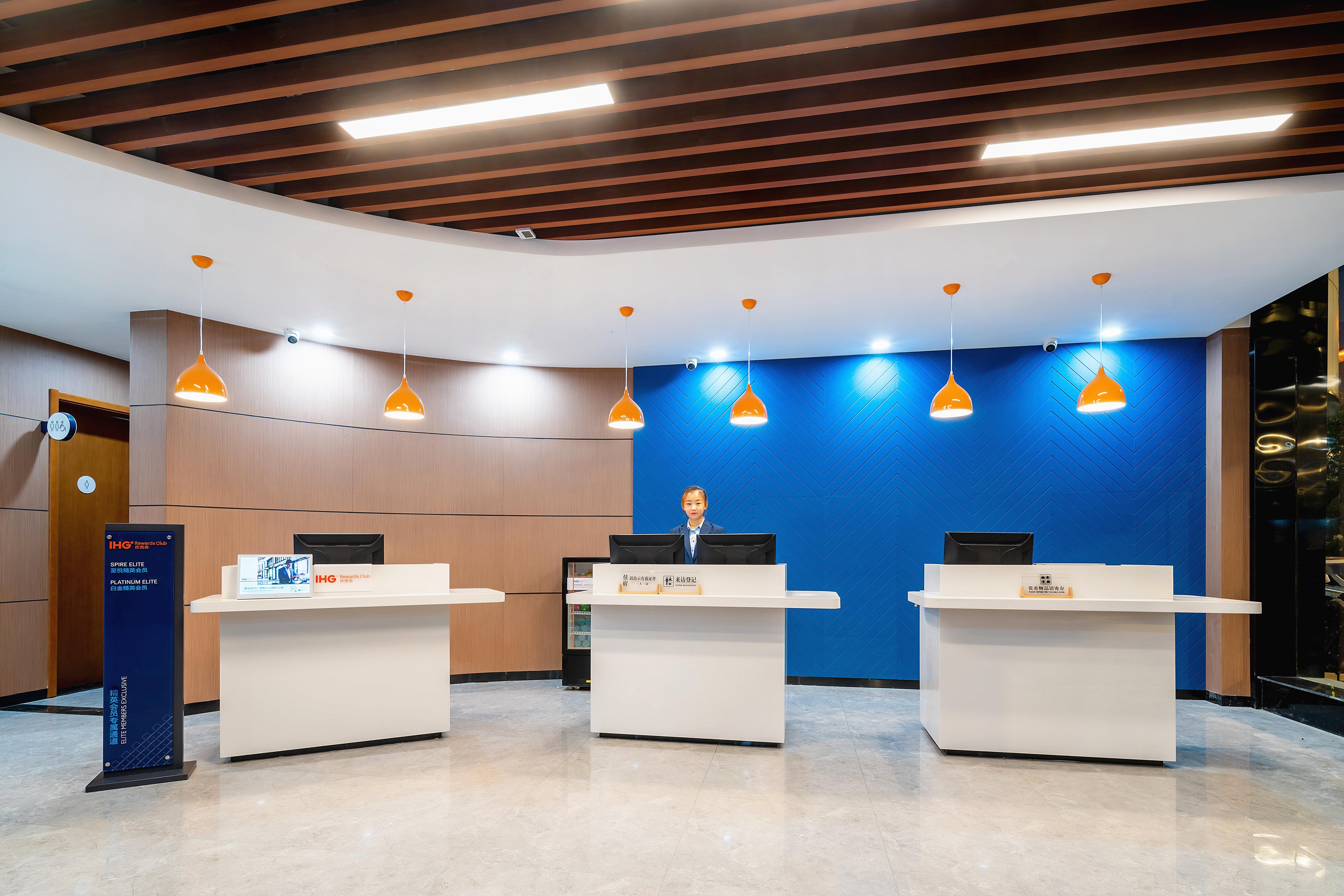 Holiday Inn Express Jinan Jingshi Road, An Ihg Hotel Екстер'єр фото